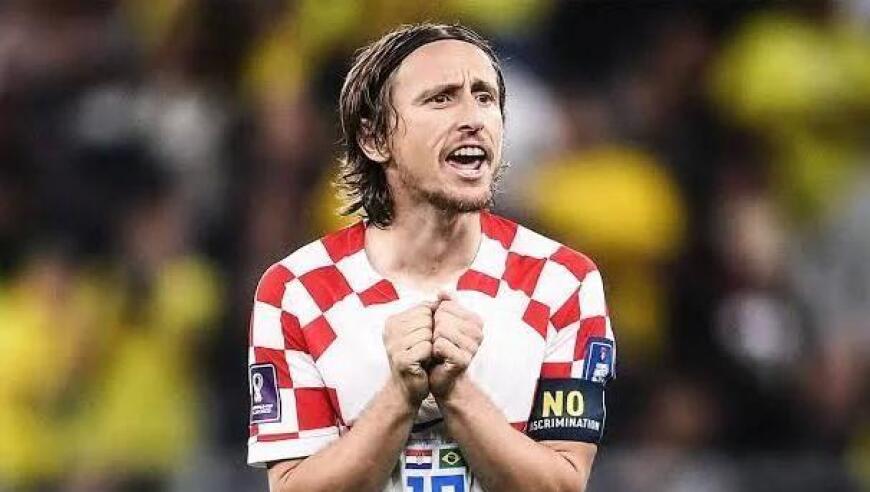 热搜第一！#泰勒斯威夫特官宣订婚 ，男方是知名橄榄球球星