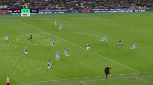 玉昆外援奥斯卡在老家开车遭遇起火，车内人员都及时逃生