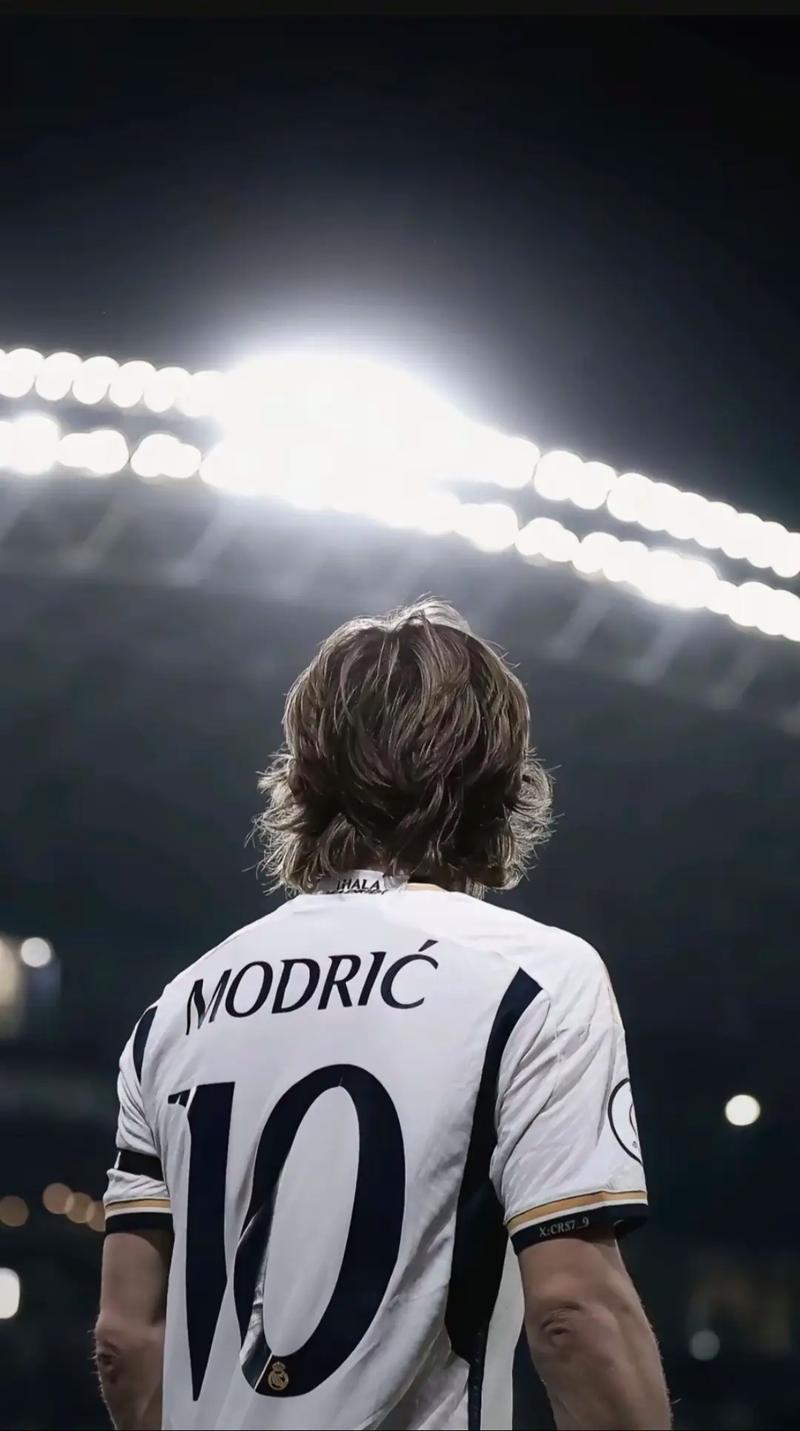 邮报：谢周三连续欠薪三个月，和伯恩利的热身赛被球员罢赛