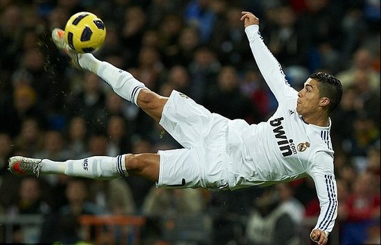 阿诺德受伤影响皇马阵容，巴尔韦德需客串右后卫，球迷呼吁调整阵型。